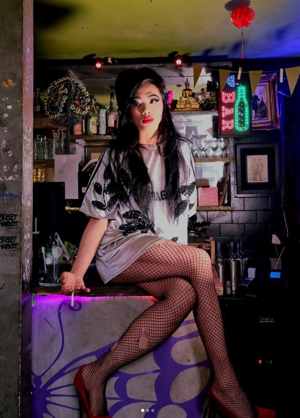 maya de la villa papillon déguiser en amy winehouse